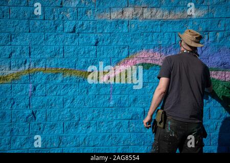 Ebbw Vale, UK - 13 septembre 2019 : bâtiment de peinture, l'artiste graffiti art mural avec les peintures par pulvérisation pour la chouette refuge pour la ville à Ebbw Vale, Wale Banque D'Images