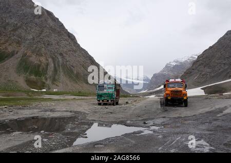 Camions stationnés sur le bord de la route de Srinagar - Leh Highway quelque part près De Dos, Ladakh, Inde Banque D'Images