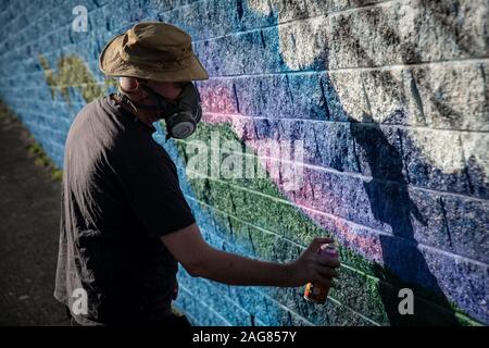 Ebbw Vale, UK - 13 septembre 2019 : bâtiment de peinture, l'artiste graffiti art mural avec les peintures par pulvérisation pour la chouette refuge pour la ville à Ebbw Vale, Wale Banque D'Images