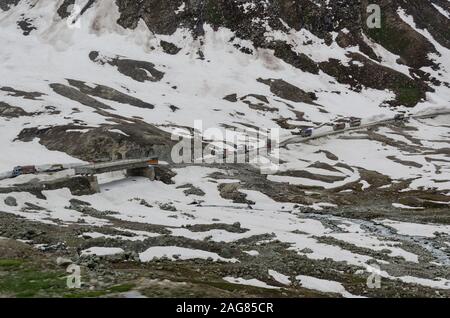 Camions se rendant sur l'étroite Srinagar - Leh National Highway entouré de neige dans Les Drs, Ladakh. L'autoroute n'est ouverte qu'en été. Banque D'Images