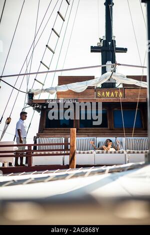 Samata Luxury Liveaboard phinisi bateau invité à poser servi par un membre du personnel Banque D'Images