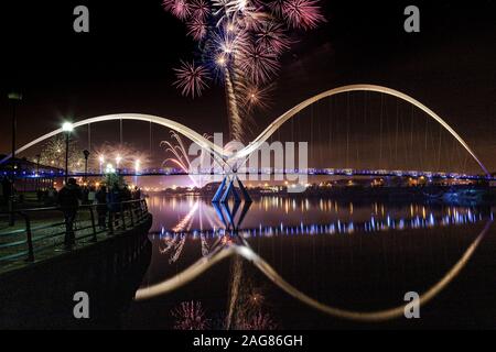 Infinity Bridge, 5 novembre, feux d'artifice Stockton-on-Tees, Teesside, comté de Durham,Angleterre, Royaume-Uni Banque D'Images