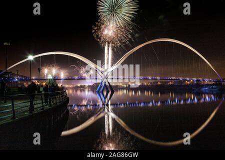 Infinity Bridge, 5 novembre, feux d'artifice Stockton-on-Tees, Teesside, comté de Durham,Angleterre, Royaume-Uni Banque D'Images