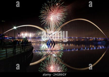 Infinity Bridge, 5 novembre, feux d'artifice Stockton-on-Tees, Teesside, comté de Durham,Angleterre, Royaume-Uni Banque D'Images