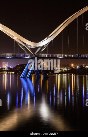 Infinity Bridge, 5 novembre, feux d'artifice Stockton-on-Tees, Teesside, comté de Durham,Angleterre, Royaume-Uni Banque D'Images