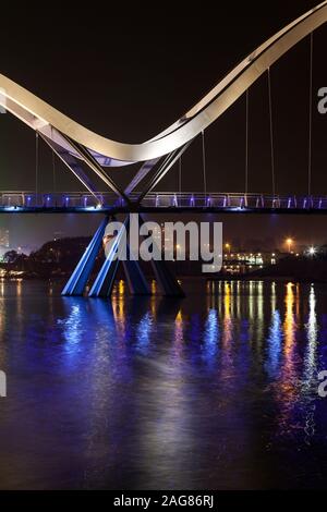 Infinity Bridge, 5 novembre, feux d'artifice Stockton-on-Tees, Teesside, comté de Durham,Angleterre, Royaume-Uni Banque D'Images