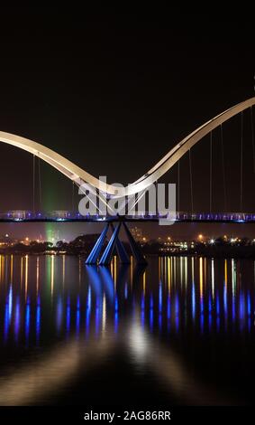 Infinity Bridge, 5 novembre, feux d'artifice Stockton-on-Tees, Teesside, comté de Durham,Angleterre, Royaume-Uni Banque D'Images