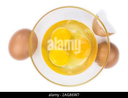 Les oeufs crus isolé sur fond blanc (selective focus ; close-up shot) Banque D'Images