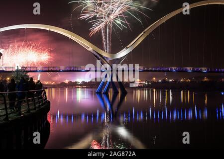 Infinity Bridge, 5 novembre, feux d'artifice Stockton-on-Tees, Teesside, comté de Durham,Angleterre, Royaume-Uni Banque D'Images