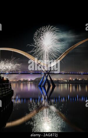 Infinity Bridge, 5 novembre, feux d'artifice Stockton-on-Tees, Teesside, comté de Durham,Angleterre, Royaume-Uni Banque D'Images