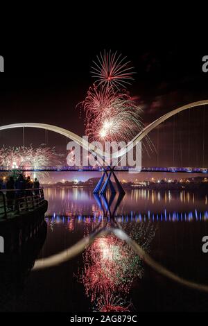 Infinity Bridge, 5 novembre, feux d'artifice Stockton-on-Tees, Teesside, comté de Durham,Angleterre, Royaume-Uni Banque D'Images