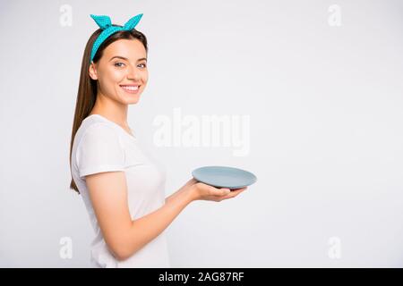 Close-up side view portrait of attractive cheerful nice contenu gai cireur girl holding en mains plaque vide acheter commander copie produit biologique Banque D'Images