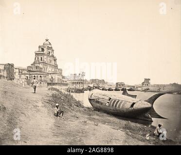 Felice Beato (1832 - 1909) - Chutter Manzil Palace, avec le bateau du roi sous la forme d'un poisson sur la rivière Gomti Banque D'Images