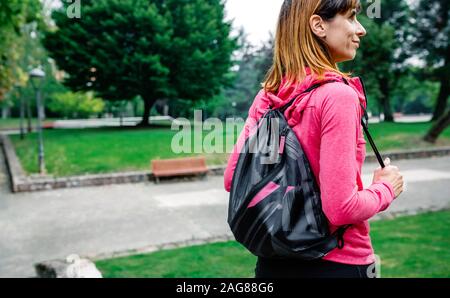 Grande sportive avec sac à dos, aller à la gym Banque D'Images