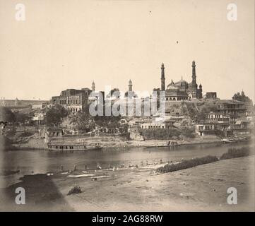 Felice Beato (1832 - 1909) - L'Muchee Bhawan Fort et le fleuve Gomti tiré du pont de pierre Banque D'Images