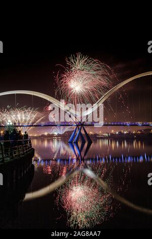 Infinity Bridge, 5 novembre, feux d'artifice Stockton-on-Tees, Teesside, comté de Durham,Angleterre, Royaume-Uni Banque D'Images