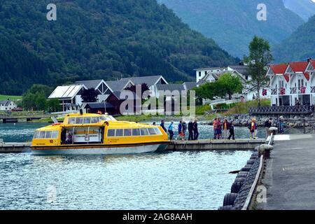 Une offre de lignes Fred Olsen cruise ship Braemar offre aux passagers de la jetée à Skjolden, la Norvège. Banque D'Images