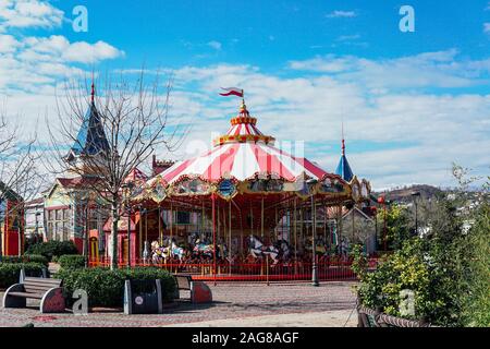 Carrousel pour les enfants avec des chevaux dans le parc attractions Banque D'Images