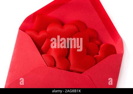 Enveloppe de papier rouge avec des cœurs à l'intérieur isolé sur fond blanc. Concept de la Saint-Valentin. Banque D'Images