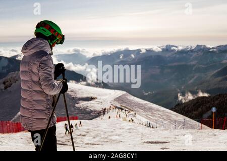 Skieurs et Surfeurs ride sur les pentes des montagnes de la station de ski voyage vacances d'hiver Banque D'Images