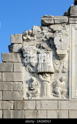 Bas-relief de soldat romain avec blindage et recroquevillés, prisonniers romains d'Auguste, Trophée Trophée des Alpes ou Monument de la victoire romaine La Turbie France Banque D'Images