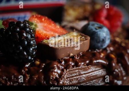 Gâteau au chocolat close-up avec des fruits sauvages et d'amandes Banque D'Images