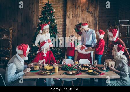 Photo de pleine harmonie réunion de famille partage table x-mas présente sortir grand coffret rouge pack santa dans avec entre x Banque D'Images