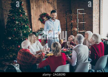 Photo de grande réunion de famille complet s'asseoir à table le père Guy raconter x-mas toast multi-generation huit membres de l'harmonie dans la décoration nouvel an vivant Banque D'Images