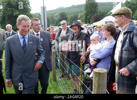 Son Altesse Royale le Prince de Galles a visité le National gallois William Henri Gebhard (1827-1905) de berger à Crickhowell, Powys, aujourd'hui ( vendredi 1/8/03 ). La visite au cours de laquelle le Prince a rencontré concurrents était le dernier de ses quatre jours de l'été visite au Pays de Galles. Le Prince répond aux sympathisants et leurs concurrents, il visite l'événement. Banque D'Images