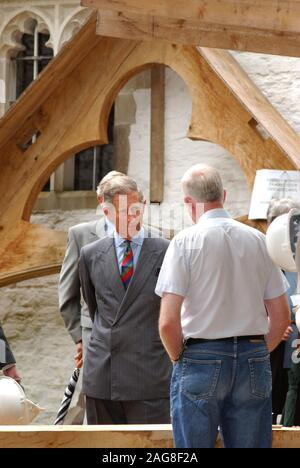 Son Altesse Royale le Prince de Galles en photo lors de sa visite au Musée de la vie galloise, St Fagans, Cardiff aujourd'hui ( MARDI 29/7/03 ). Cette visite fait partie des Princes quatre jours d'été annuel pour visiter le pays de Galles. Le Prince est représenté à parler avec des artisans travaillant sur le vieux bâtiment de l'église St Teilo. Banque D'Images