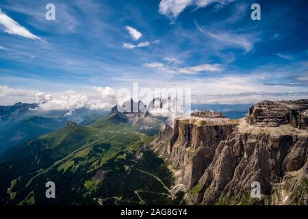 Vue vers les sommets du Groupe Langkofel, Gruppo del Sassolungo, depuis le plateau Sass Pordoi et montagneux paysage des Dolomites dans la distance Banque D'Images