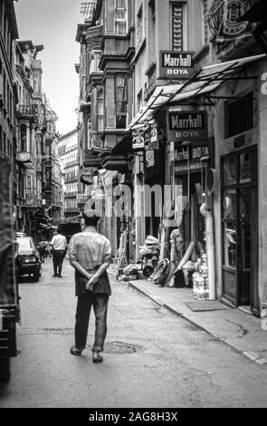 ISTANBUL, TURQUIE - Aug 08, 1993 : un coup de gris vertical de personnes à pied dans les rues étroites d'Istanbul Banque D'Images