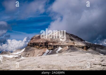 Le sommet du Piz Boè, la plus haute montagne du Groupe du Sella, depuis le plateau Sass Pordoi, sombres nuages d'orage se déplaçant dans Banque D'Images