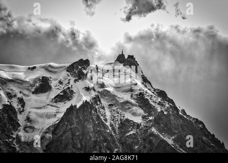 Photo en niveaux de gris de la célèbre aiguille du midi montagne couverte Avec de la neige en France Banque D'Images