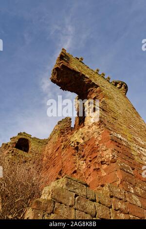 Le mur de la tour surplombant le Château Rouge de garder avec une alcôve voûtée visibles parmi les pierres, dans le contexte d'un ciel bleu. Banque D'Images