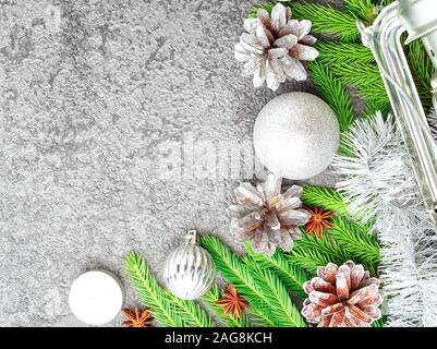 Noël et Bonne Année de base en pierre grise. Vue de dessus, copiez l'espace, un style militaire. Branches de sapin, de l'argent le béton Banque D'Images