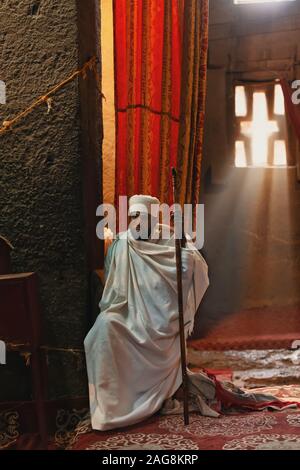 LALIBELA, ÉTHIOPIE, 1er mai. En 2019, moine à l'intérieur de l'Éthiopie chrétienne orthodoxe église de Lalibela Bete Medhane Alem le 1er mai. En 2019 Lalibela, Éthiopie Banque D'Images