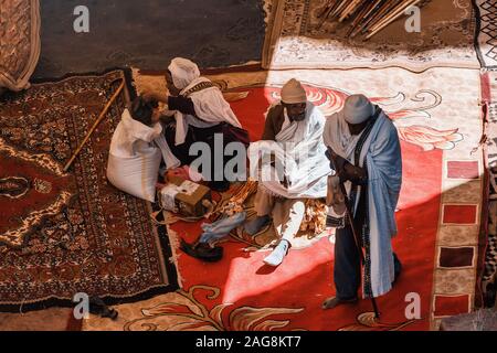 LALIBELA, ÉTHIOPIE, 1er mai. En 2019, le peuple éthiopien chrétien orthodoxe se détendre après la messe à l'avant du célèbre rocher-taillées l'église après la messe Banque D'Images