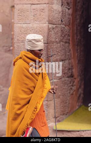 LALIBELA, ÉTHIOPIE, 1er mai. En 2019, moine orthodoxe éthiopienne chrétienne en face des célèbres églises de Lalibela après la messe le 1er mai. En 2019, l'Eth Lalibela Banque D'Images