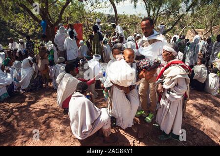 LALIBELA, ÉTHIOPIE, 1er mai. En 2019, le peuple éthiopien chrétien orthodoxe, les croyants se détendre devant rupestres célèbre l'église après la messe Banque D'Images