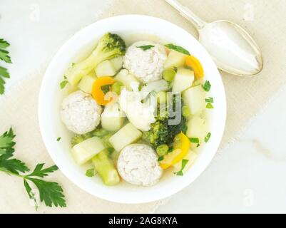 Bol de soupe, une tasse de bouillon et de légumes, des boulettes faites de la Turquie et un poulet, vue du dessus Banque D'Images