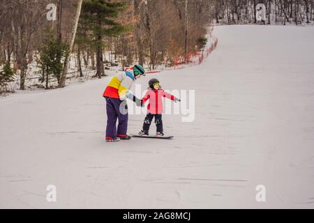 Enseigne de snowboard un garçon à la planche. Activités pour les enfants en hiver. Pour l'hiver. Vie Banque D'Images