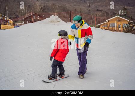 Enseigne de snowboard un garçon à la planche. Activités pour les enfants en hiver. Pour l'hiver. Vie Banque D'Images