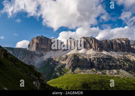 Falaises de Steep Rock du plateau Sass Pordoi et la station de téléphérique au sommet, vu de près de Pordoi Passo Pordoi pass, Banque D'Images