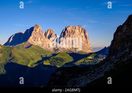 Vue vers les sommets du Groupe Langkofel, Gruppo del Sassolungo à partir d'une colline au-dessus de Pordoi pass, Passo Pordoi Banque D'Images