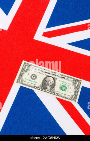 US $1 billets / factures & Union Jack. Pour l'US Dollar exchange rate concept, l'économie des Etats-Unis, US UK exportations, balance des paiements US UK, US Maison de l'argent. Banque D'Images