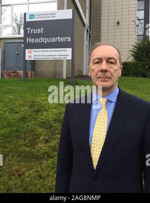 Seamus McGoran, PDG par intérim de la South Eastern Health and social Care Trust au siège social de la fiducie à l'hôpital Ulster de Dundonald, à l'extérieur de Belfast, qui a exhorté son personnel à suspendre la grève pour forcer les politiciens d'Irlande du Nord à fermer ou fermer Òput sur un salaire égal. Banque D'Images