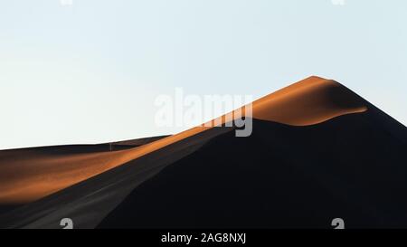la formation de dunes de sable dans le désert de dasht e lut au lever du soleil avec ciel clair et ombres en premier plan Banque D'Images