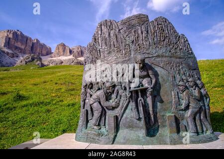 Monument à Fausto Coppi, cinq fois vainqueur de la course cycliste Giro d'Italia, au col, le Passo Pordoi Pordoi, le plateau Sass Pordoi dans la distance Banque D'Images