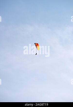 Une paire de Parapente Parapente sur l'un par l'air flottant au-dessus de Montriond Portes du Soleil France sur une paisible Journée d'été Banque D'Images